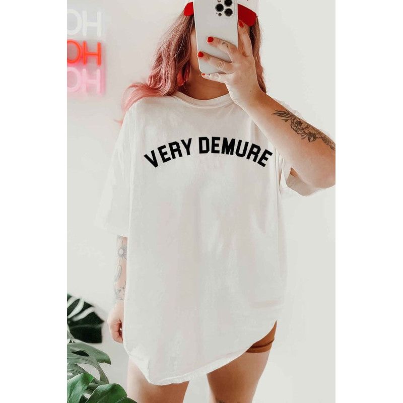 VERY DEMURE GRAPHIC TEE