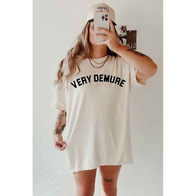 VERY DEMURE GRAPHIC TEE